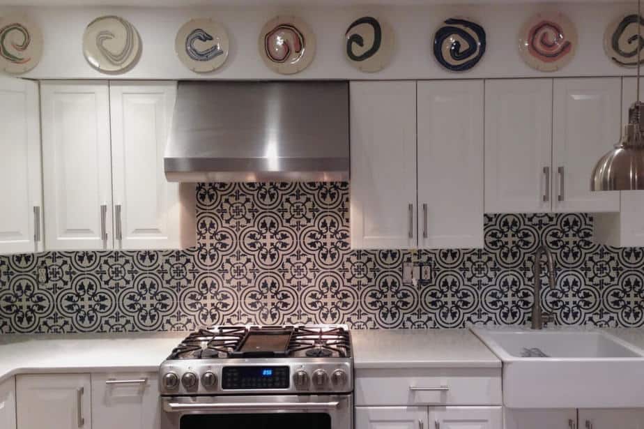 Shiny White Kitchen Cabinet
