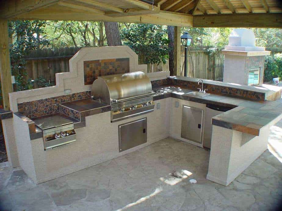 Outdoor Kitchen with Separate Lighting Source