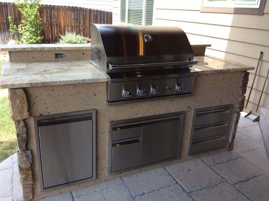 Warm and Simple Outdoor Kitchen 