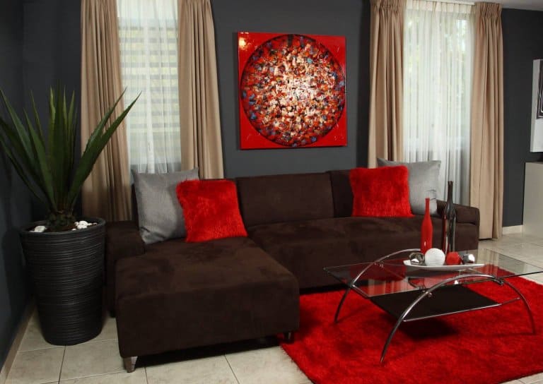 Relaxed Red And Brown Living Room 768x544 