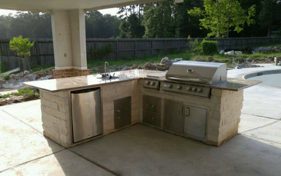 Relaxed, Simple Outdoor Kitchen