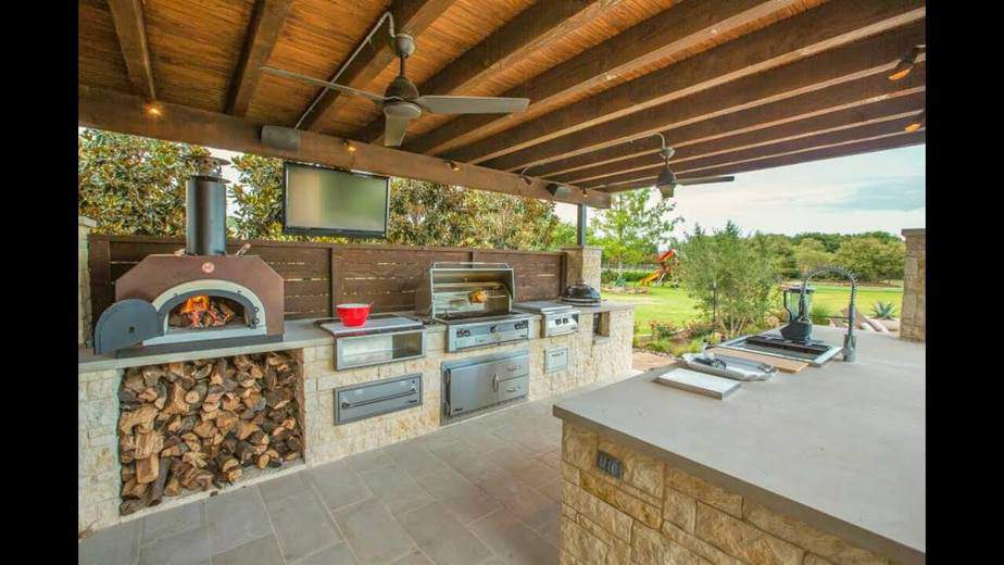 Outdoor Tuscan Kitchen Backsplash