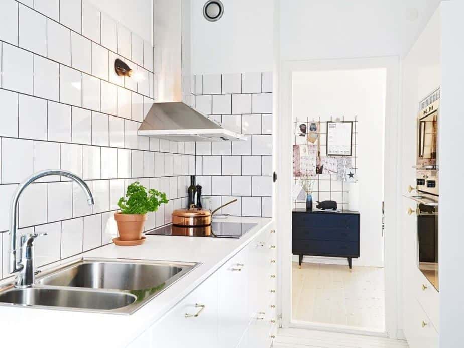 White Kitchen With Simple Brick Shaped Backsplash 1024x768 
