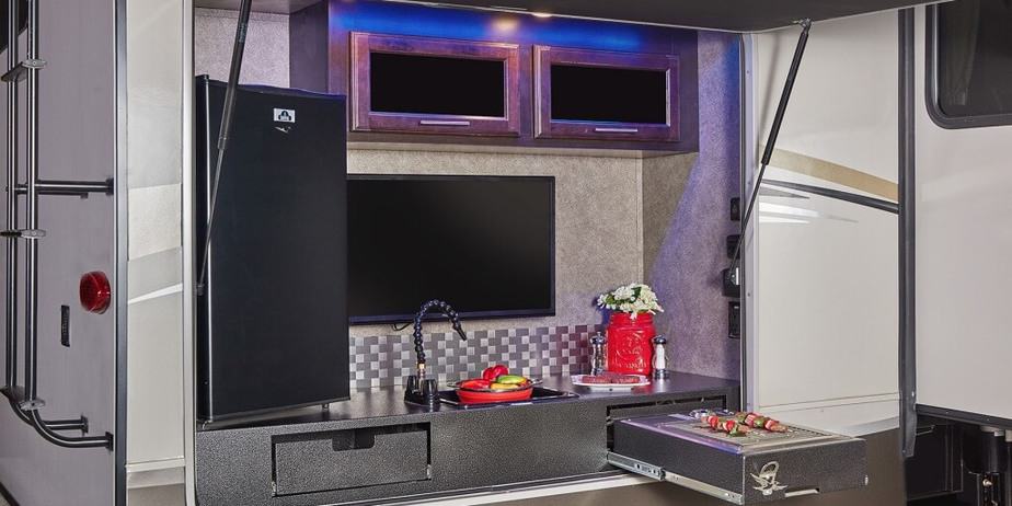 Futurist Outdoor Kitchen Backsplash