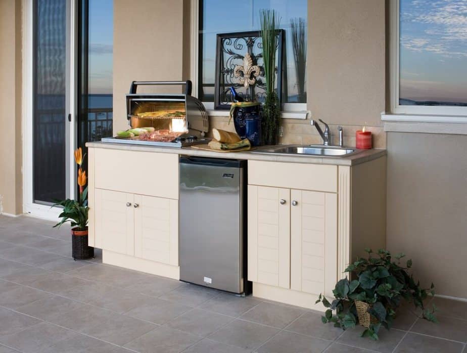 Outdoor Kitchen with Minimalist Cabinet