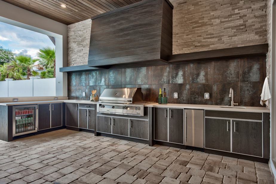 Natural Outdoor Kitchen Backsplash