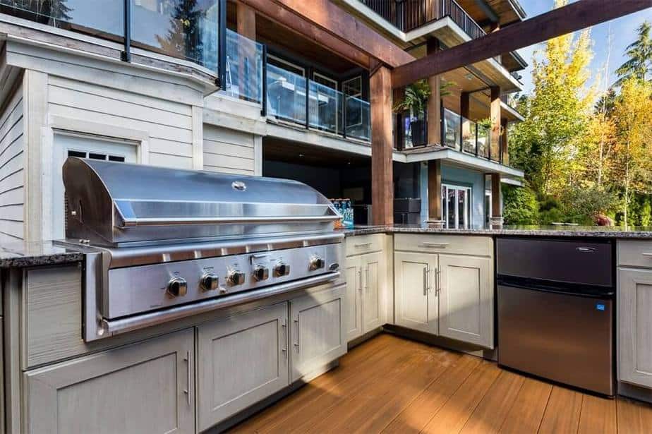Outdoor Kitchen With Neutral Cabinet 1024x682 