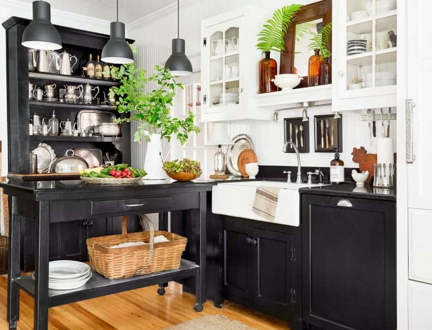 Black and White for Contrast Kitchen Cabinet