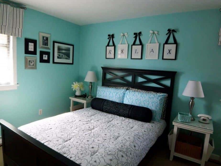 Bright Teal Bedroom with Creative Décor