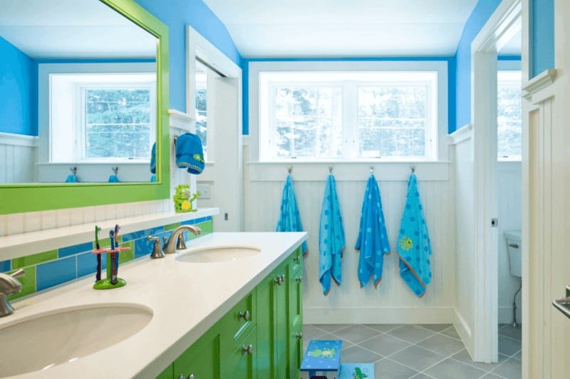 What Colors Go with Green in Bathroom (blue shade)
