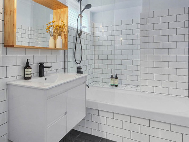 15 White Bathroom Ideas 2020 (Simple yet Elegant) 10