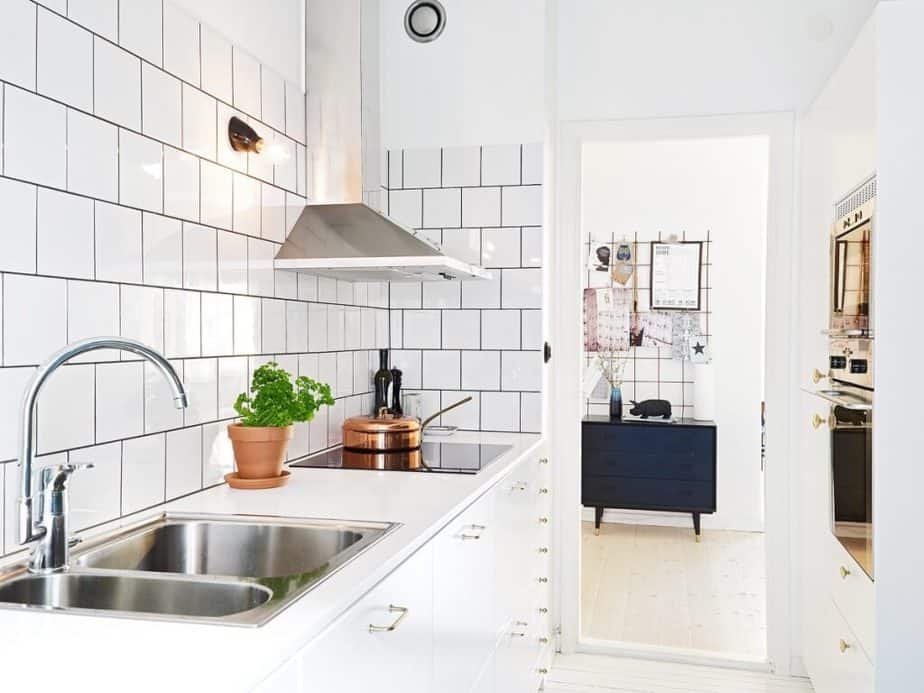 Ceramic and Concrete Backsplash Design in White Kitchen 