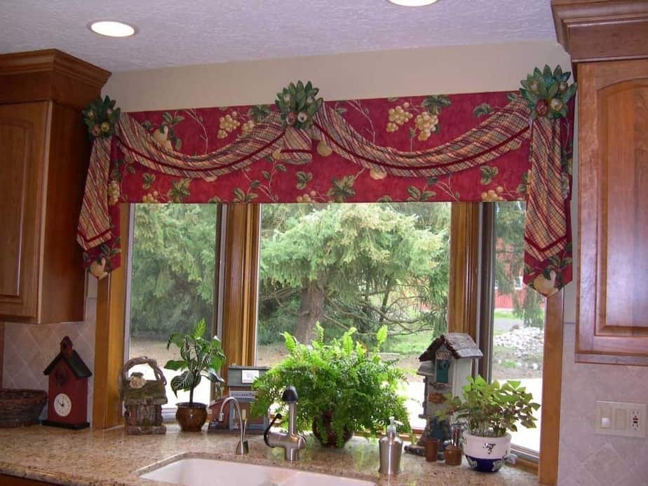 Tasteful Kitchen Valance