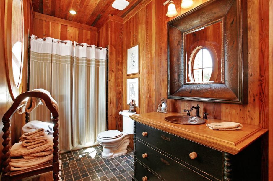 Tasteful Craftsman Bathroom