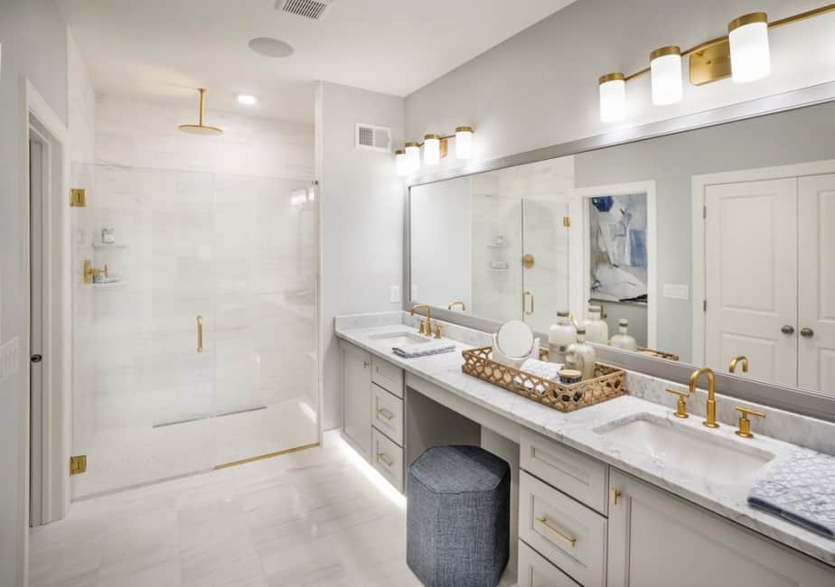 Engaging White and Gold Bathroom